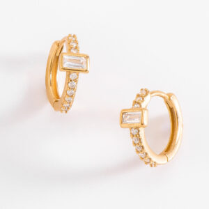 Aretes huggie bañados en oro con diamonice.