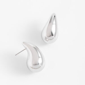 Aretes de diseño minimalista con baño de rodio