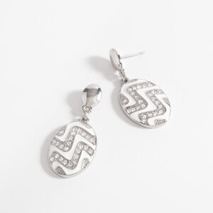 Aretes medianos con diseño de zigzag en esmalte blanco y cristales.