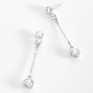Aretes largos en baño de platino con piedras cristal