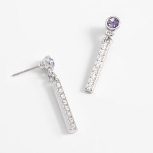Aretes largos con poste y detalles de piedras moradas y circonias.