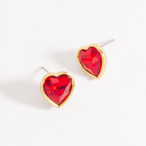 Collar con dije de corazón en baño de oro y piedra roja.