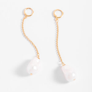 Aretes con perla en crema y cadena en oro 18k brillantes