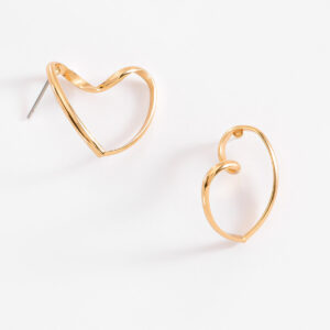 Aretes en baño de oro con diseño de corazón minimalista