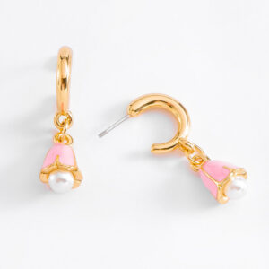 Pendientes de campaña floral en oro con perla crema