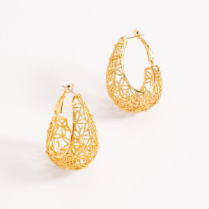 Aretes tipo argolla en forma de gota con calado floral