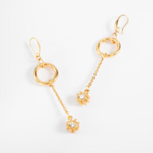Aretes largos con baño de oro y detalles florales.