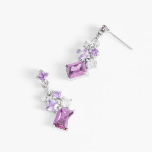 Aretes largos con gemas moradas y cristales