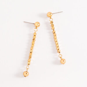 Aretes largos bañados en oro con diseño de cuentas facetadas.