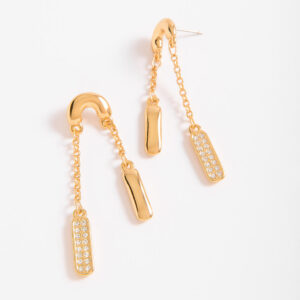 Aretes largos con baño de oro y cristales incrustados