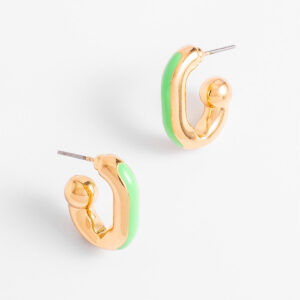 Aretes pequeños con baño de oro y esmalte verde.