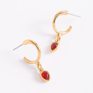 Aretes de poste con baño de oro y colgante de piedra roja