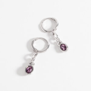 Aretes de aro con colgante de amatista en baño de rodio.