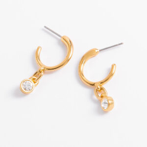 Aretes de argolla pequeños con dije de cristal.