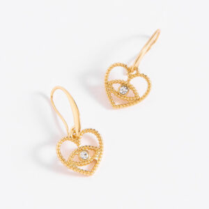 Aretes medianos de corazón con baño de oro.