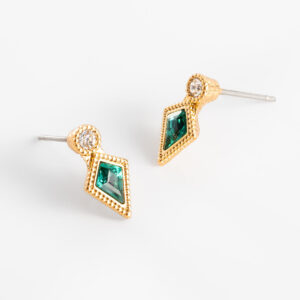 Aretes de poste con diseño de rombo, piedras esmeralda y cristal.