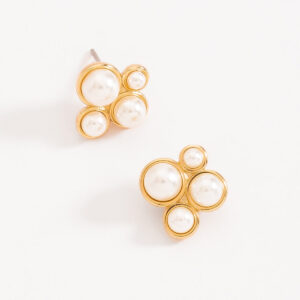 Aretes de botón con perlas y baño de oro.