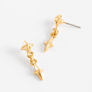 Aretes de poste con diseño de estrellas colgantes en baño de oro.