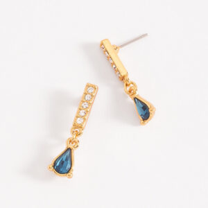 Aretes largos con baño de oro, adornados con piedras azules y cristales.