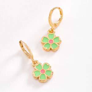 Aretes en baño de oro con dije de flor esmalte verde