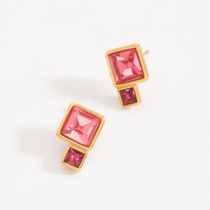 Aretes de poste con diseño doble de piedras facetadas en tonos rosa.