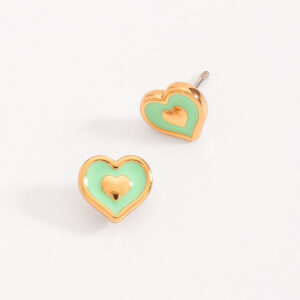 Aretes de poste con diseño de corazón y esmalte verde