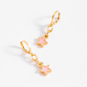 Aretes largos en baño de oro con diseño de estrellas rosas