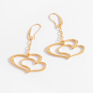 Aretes largos de baño de oro con diseño de corazones entrelazados.
