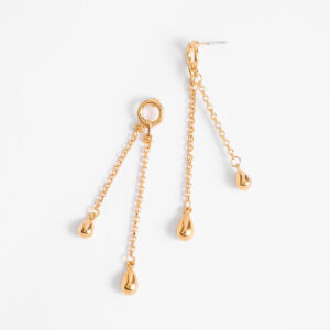 Aretes largos con diseño de cadenas y dijes de gota.