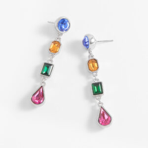 Aretes largos en baño de platino con piedras en diferentes formas y colores