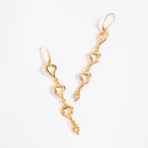 Aretes largos con corazones estilizados