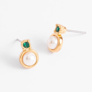 Aretes de poste con perla y piedra esmeralda.