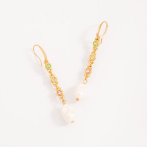 Aretes largos de baño de oro con perlas y piedras de colores.