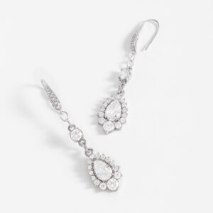 Aretes largos con baño de rodio y diamonice.