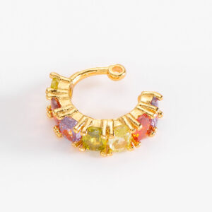 Arete tipo ear cuff con piedras de colores iridiscente