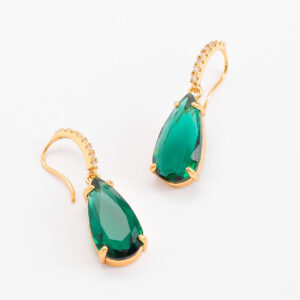 Aretes medianos colgantes con piedra verde esmeralda y baño de oro.