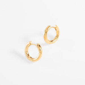 Aretes arracadas huggie con baño de oro