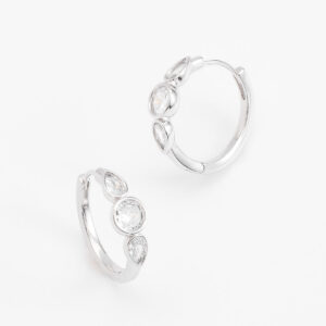 Aretes huggie con diamonice en baño de rodio