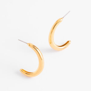 Aretes arracada huggie con baño de oro