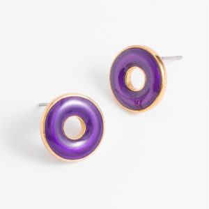 Aretes de botón con esmalte morado