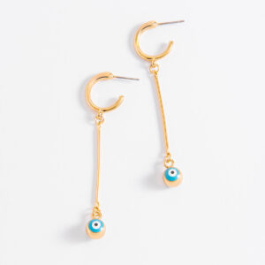 Aretes largos con baño de oro y dije de ojo turco.