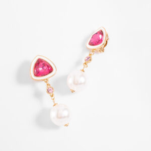 Aretes de clip con esalte blanco, piedra tono fucsia y perla tono crema