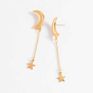 Aretes largos de luna y estrella con baño de oro.
