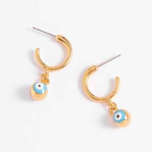 Aretes de poste con dije de ojo turco en baño de oro.