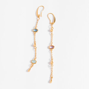 Aretes largos de baño de oro con piedras de colores.