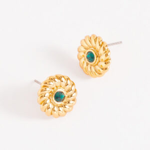 Aretes tipo botón con baño de oro y piedra central verde