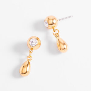 Aretes de poste con baño de oro y gota brillante.