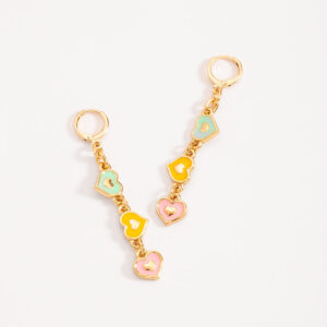 Aretes largos de corazón con esmalte multicolor para niña y baño de oro.