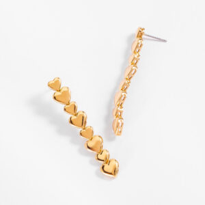 Aretes largos con secuencia de corazones