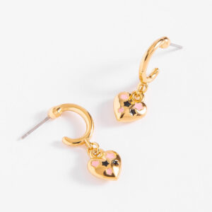 Aretes largos bañados en oro con corazones esmaltados